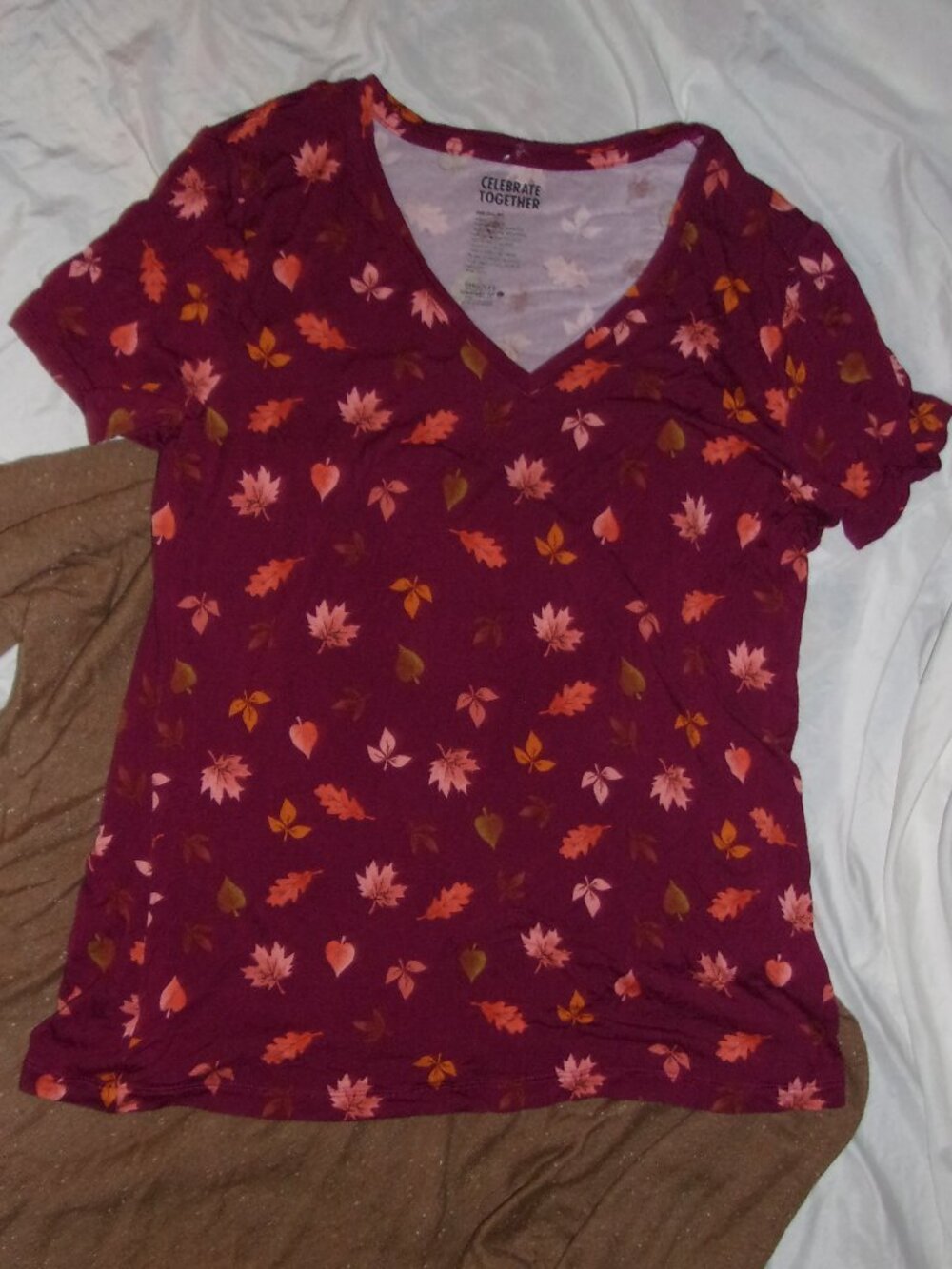 womens Size medium tee t print shirt maroon leaf leaves fall autumn print